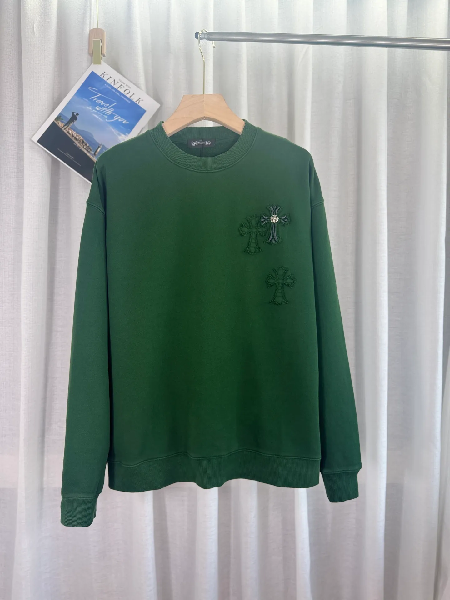 P280 top version, real shot without P, ​​different from market currency) 𝗖𝗵𝗿𝗼𝗺𝗲 𝗛𝗲𝗮𝗿𝘁𝘀/Cro Heart 2025 washed patch embroidery autumn and winter new original single counter American laser burnt 3D three-dimensional color embroidery couple casual sweatshirt 👑The highest version! Customized fabric 420g tripe terry fabric! American acid-washed and distressed original fabric laser burnt ✟appliqué embroidery and exquisite embroidery of letters! The best-selling model in the counter, very comfortable to wear. Accessories: original molded and authenticated collar label➕100% silk wash label. Genuine purchase-grade original hangtag➕matching hanging rope➕3D hanging beads➕original packaging bag. Craftsmanship: The original version has consistent wiring! The highest version of the armhole matching technique! Color: Green Black Size: S M L XL Style Number: 25-306
